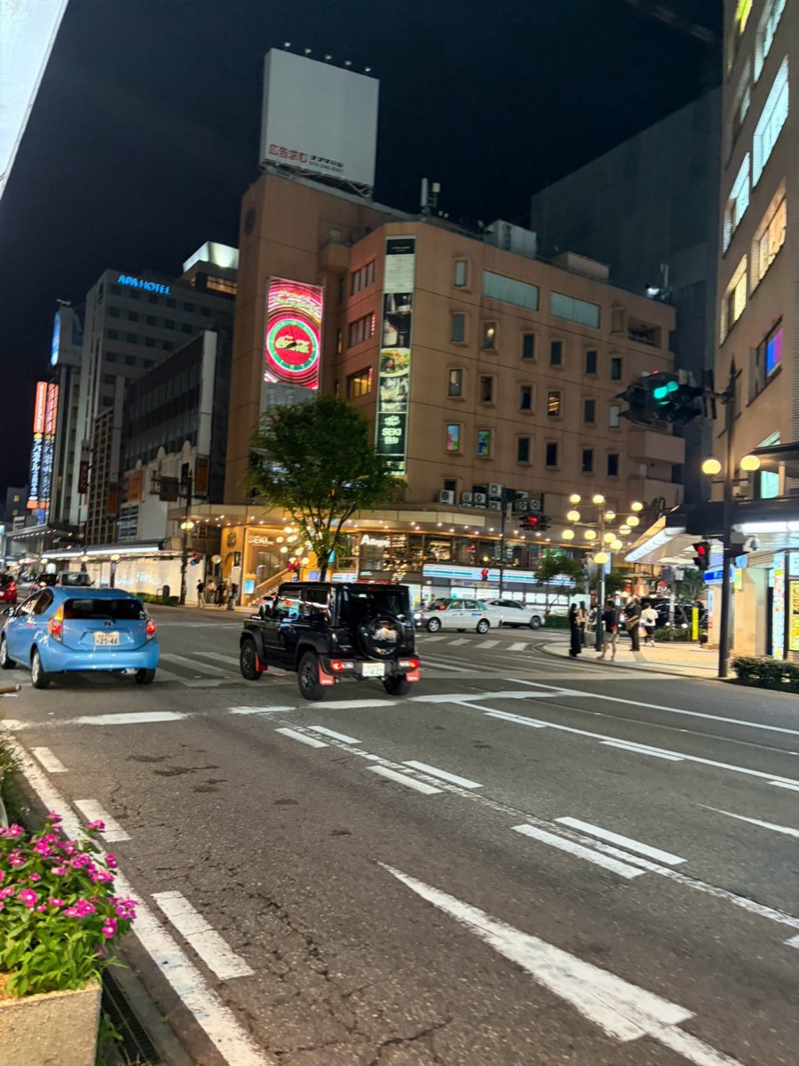 夜の片町交差点。コカコーラの丸看板が光るSEKIビルとアパホテル