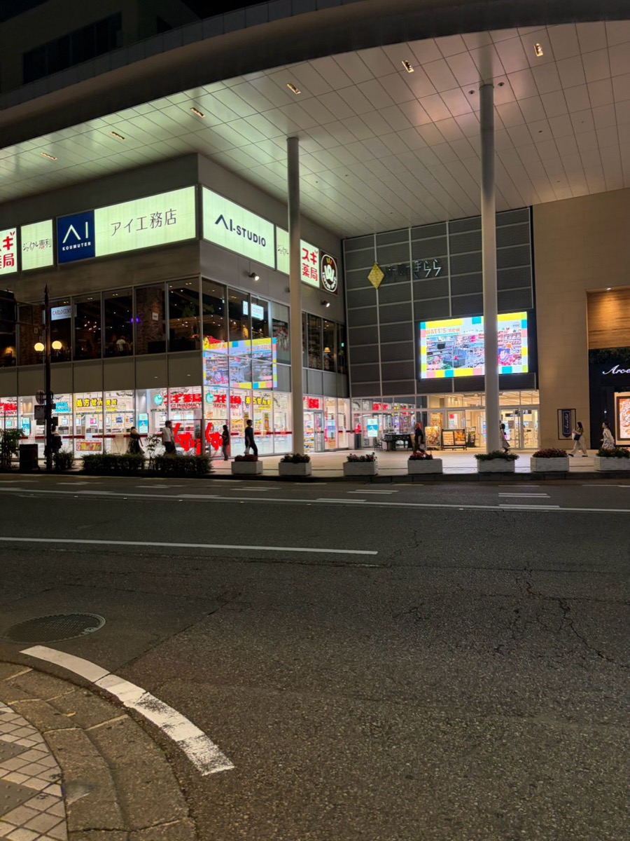 夜の片町きららの外観。店舗の照明が明るく灯っている