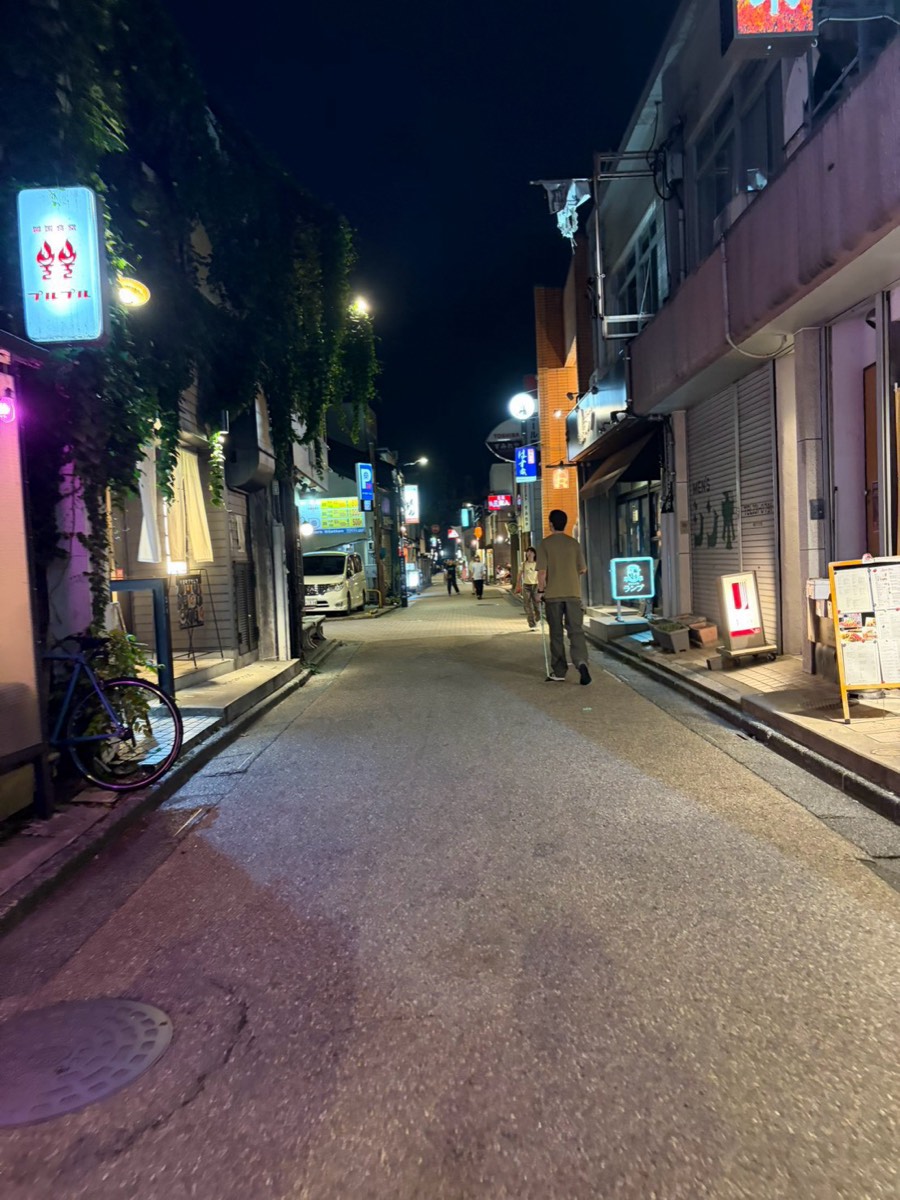 夜の片町の路地。居酒屋の提灯と自転車が並ぶ静かな細い通り