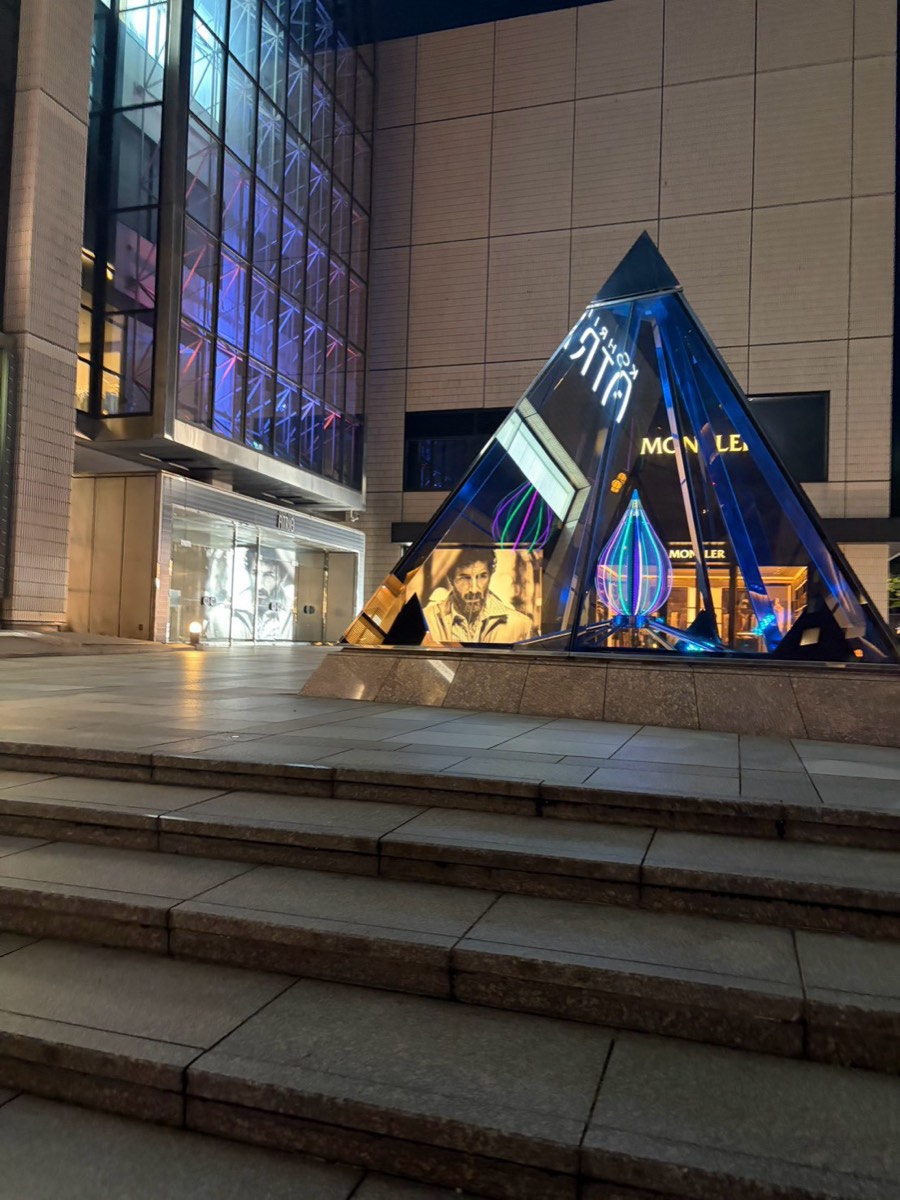 夜の香林坊。ガラスのピラミッドとブランド店の明かり