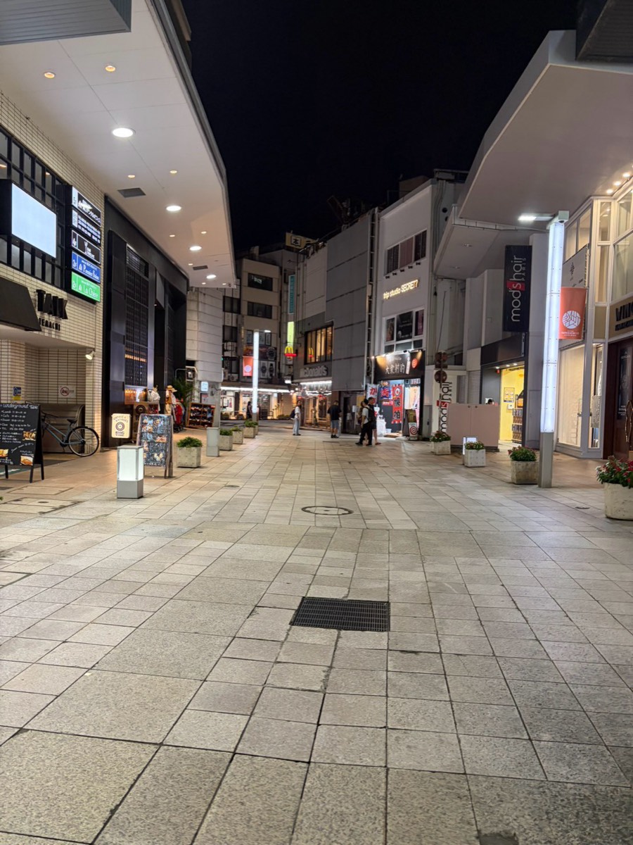 夜の竪町商店街。mod's hairなどが並ぶ落ち着いた歩行者通り