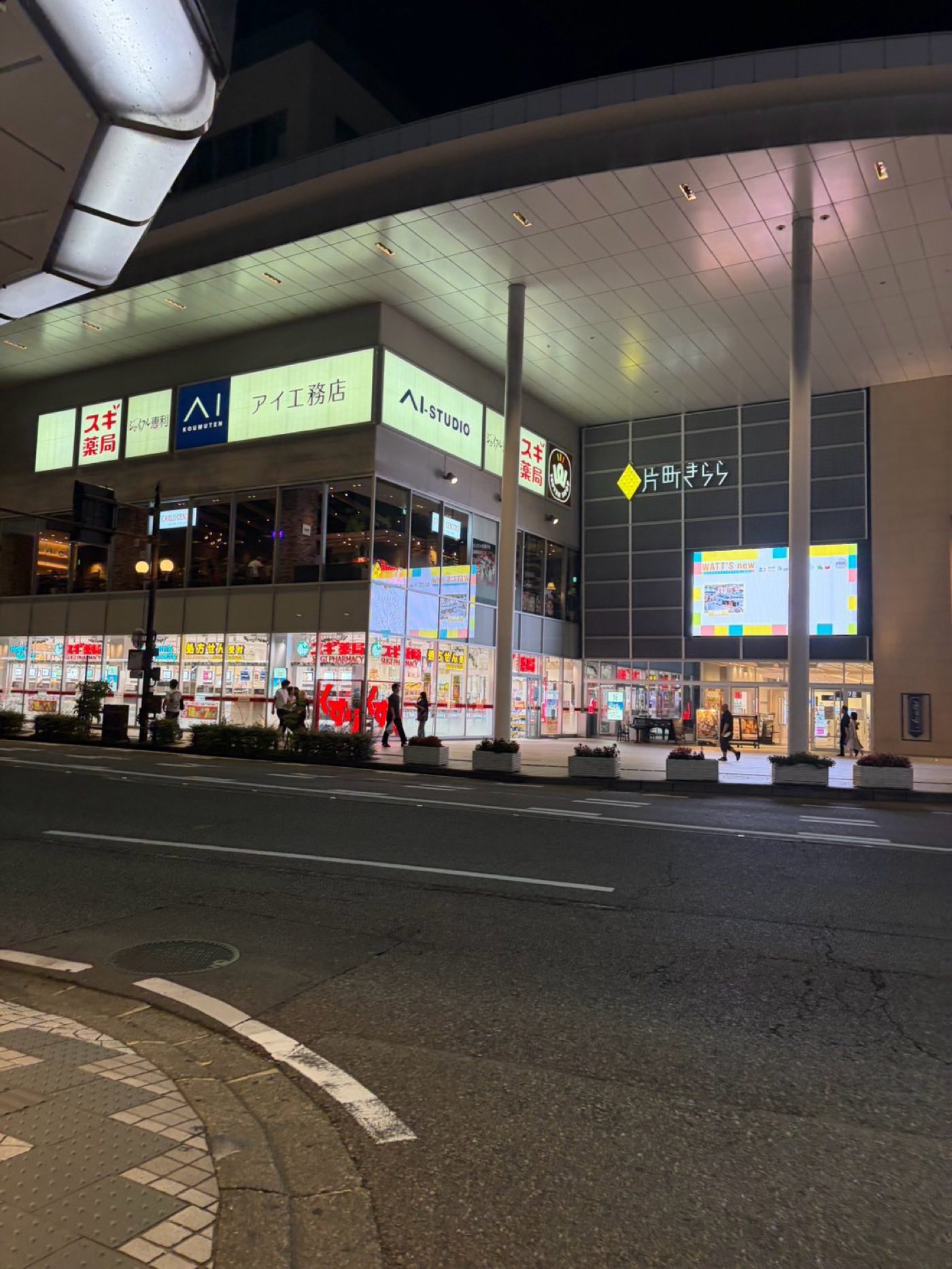 夜の片町きらら前。片町の定番待ち合わせスポット