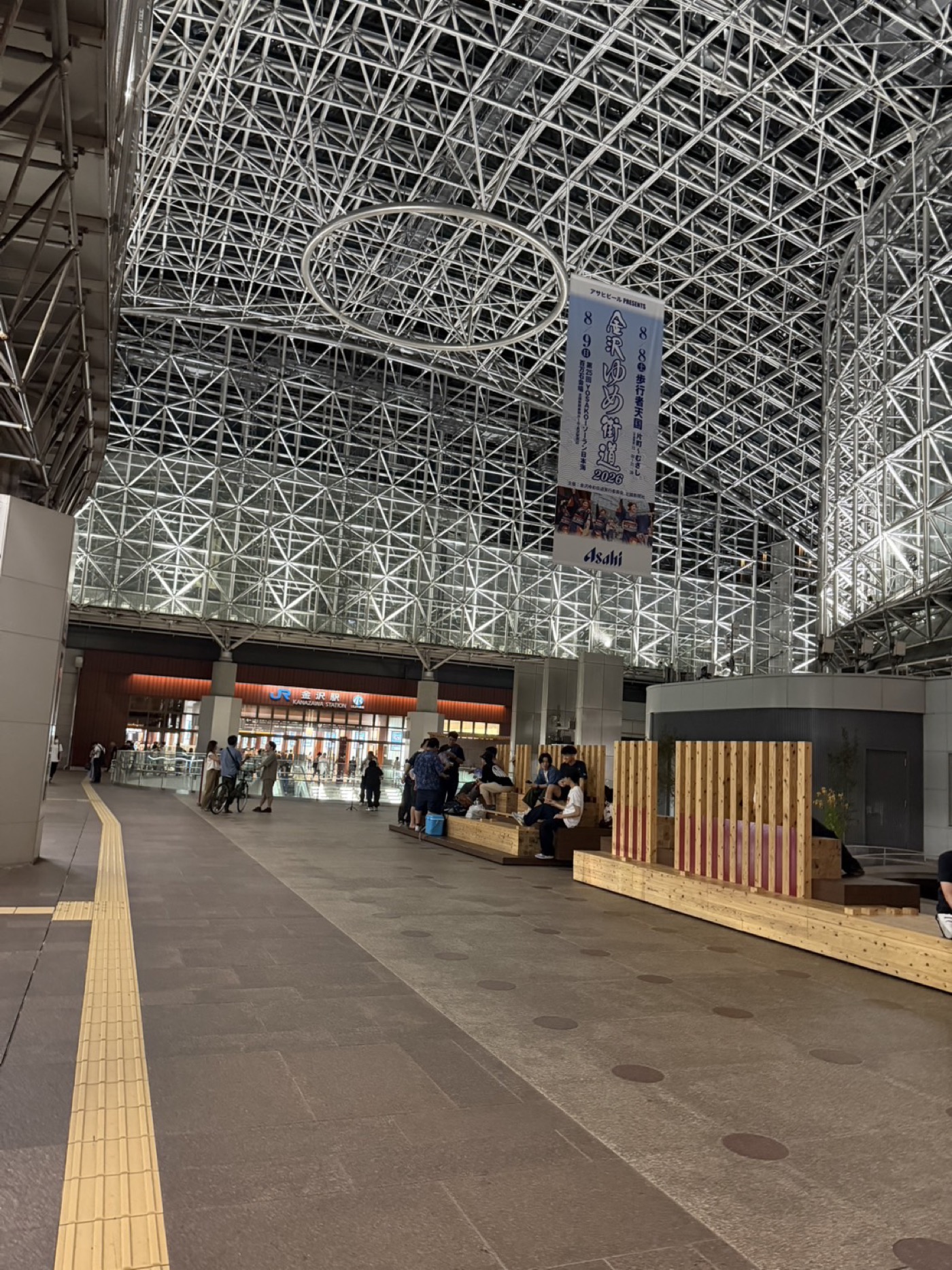 金沢駅もてなしドームの内部。ガラス屋根の下にJR金沢駅の入口が見える