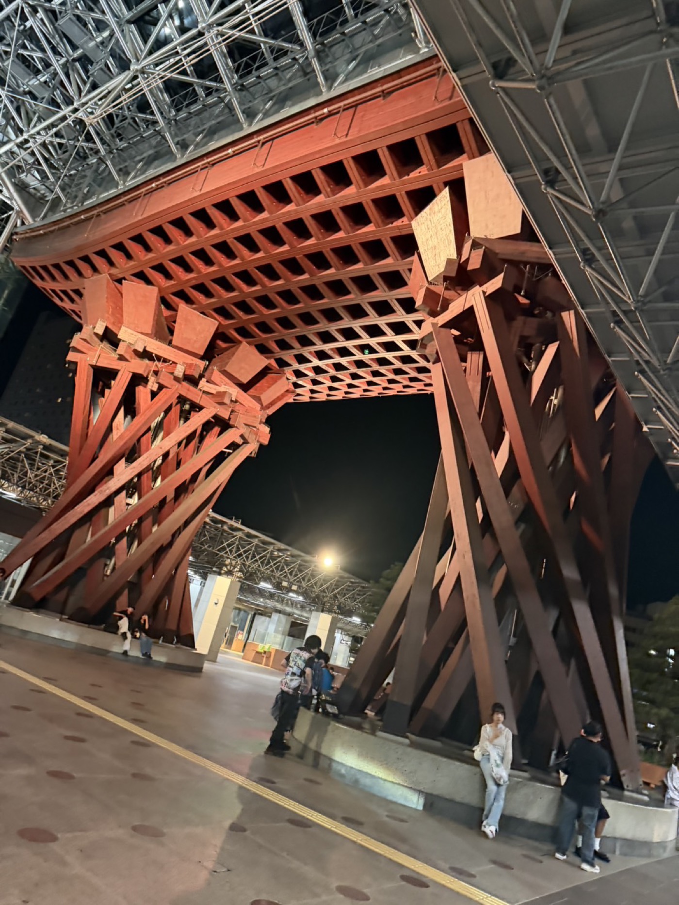 夜の金沢駅・鼓門を真下から見上げた写真